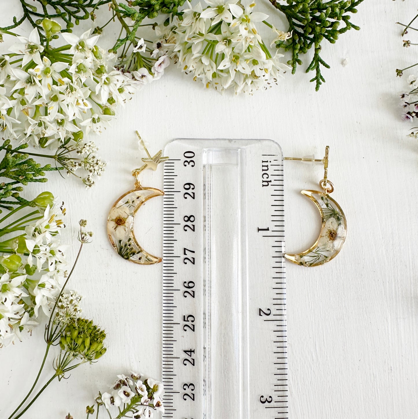 Moon and star earrings with real flowers