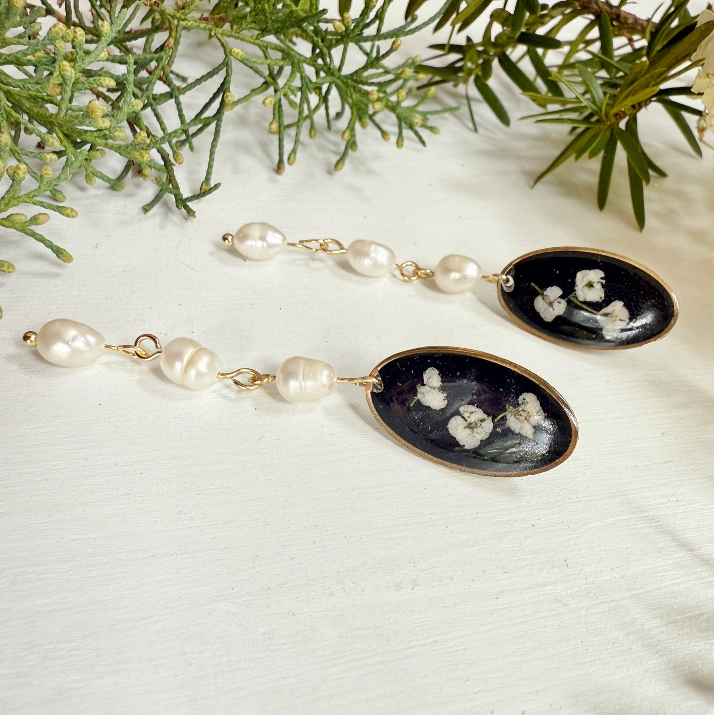 Black and white flower earrings with pearls