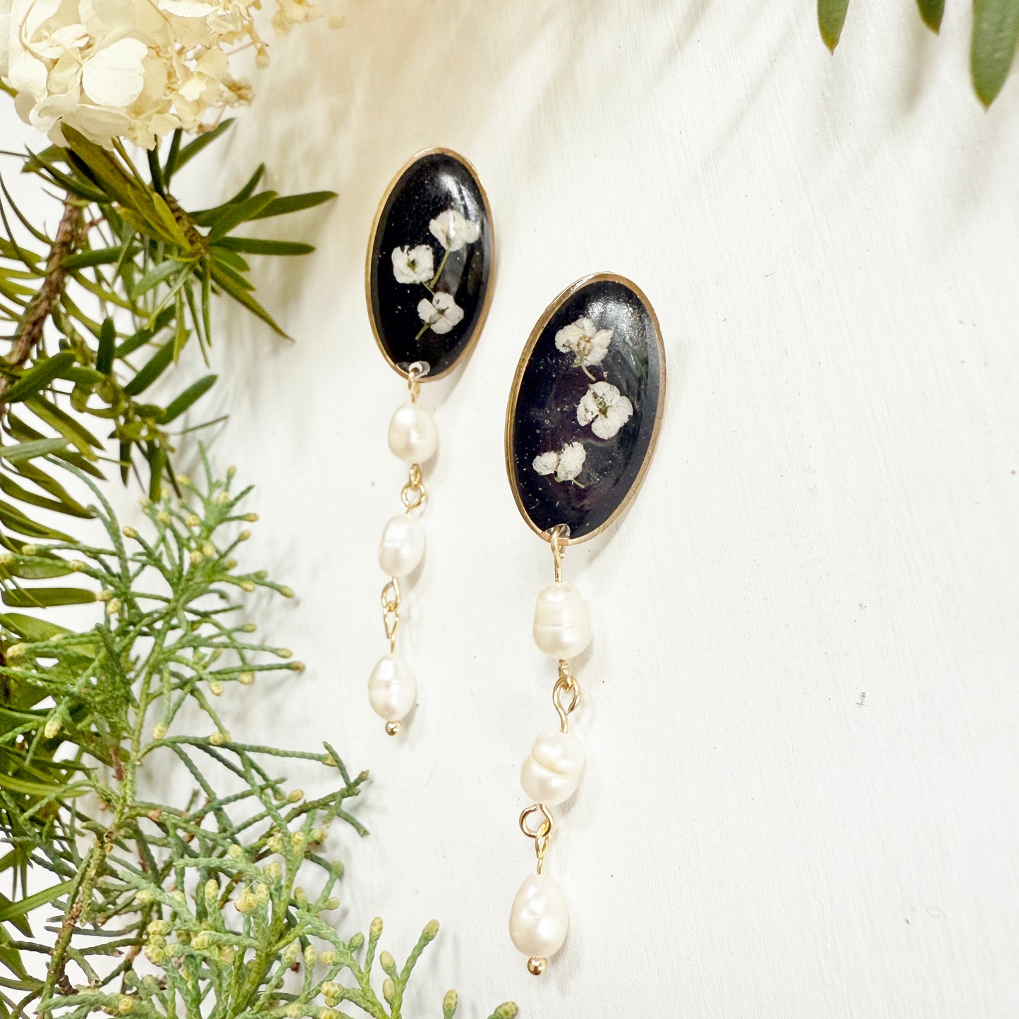 Black and white flower earrings with pearls