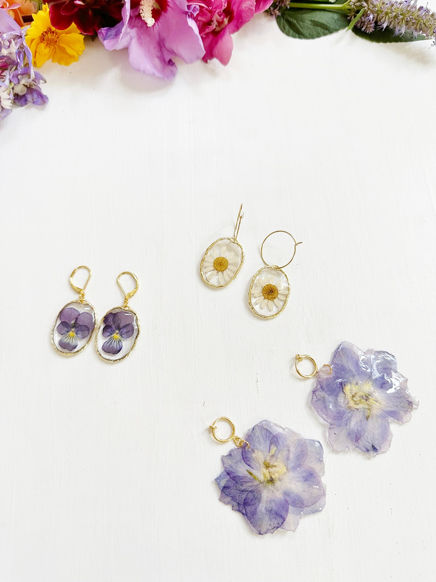 Pansy Earrings in Golden Frame