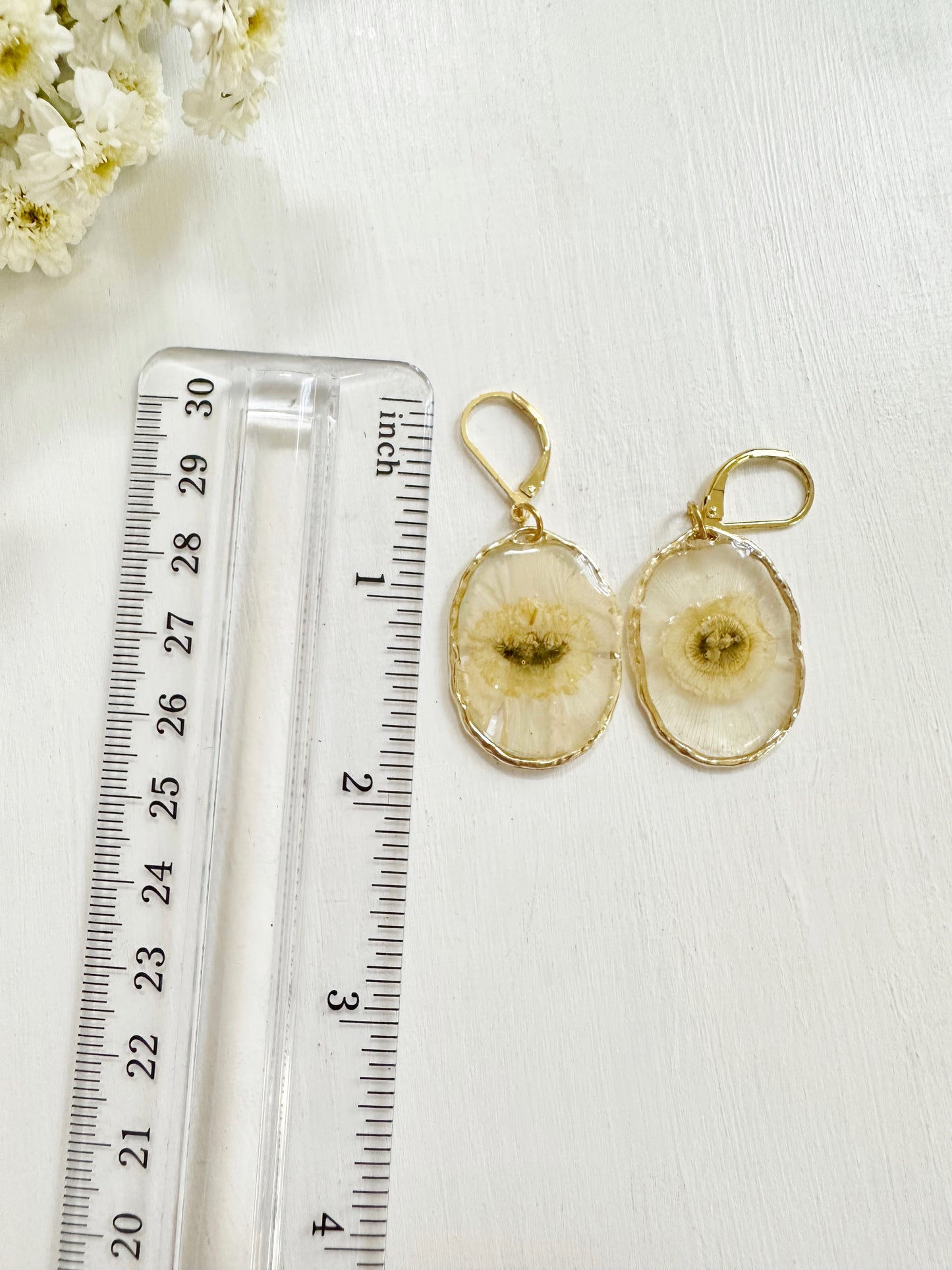 Narcissus Earrings in Golden Frame