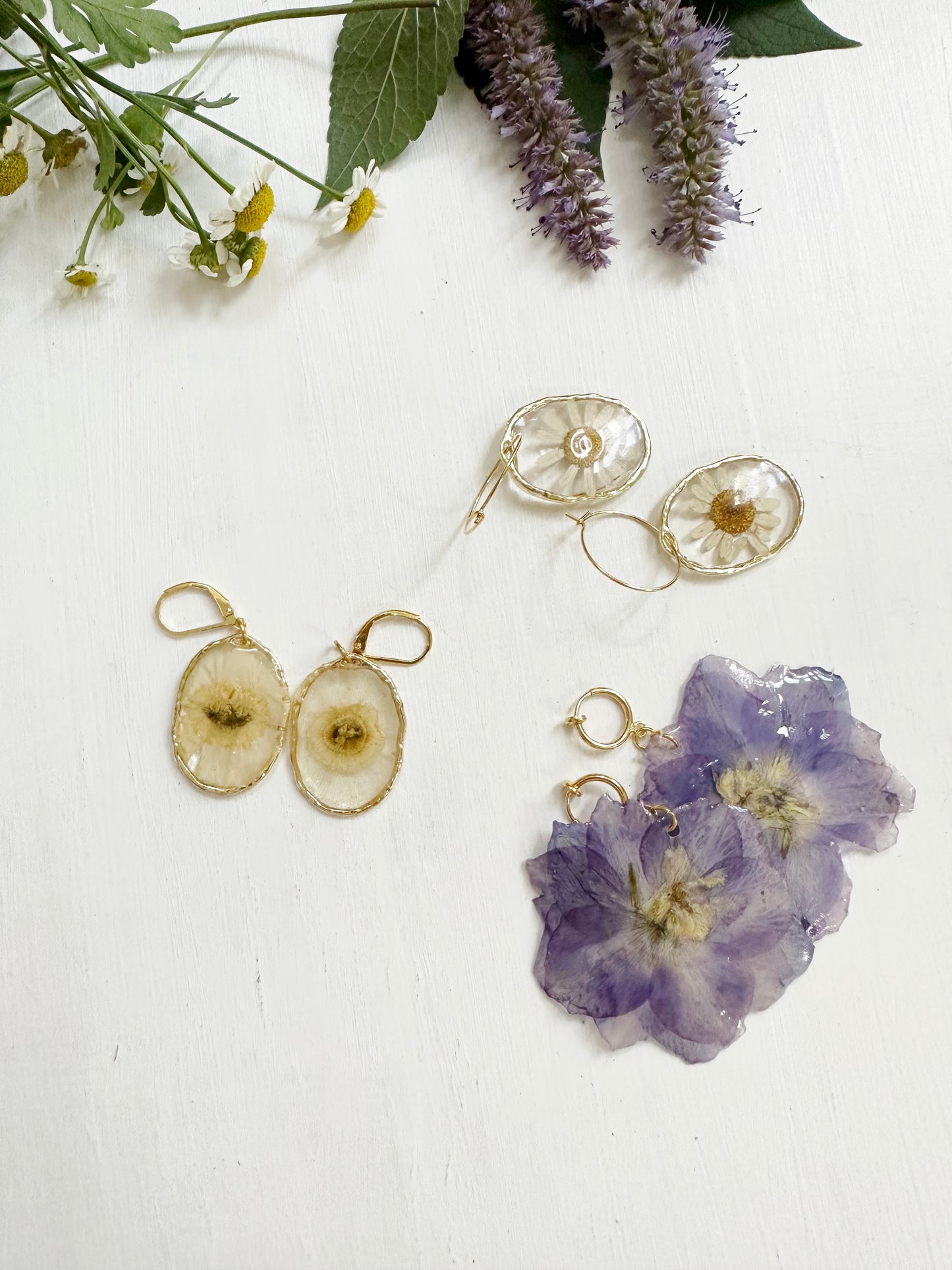 Narcissus Earrings in Golden Frame