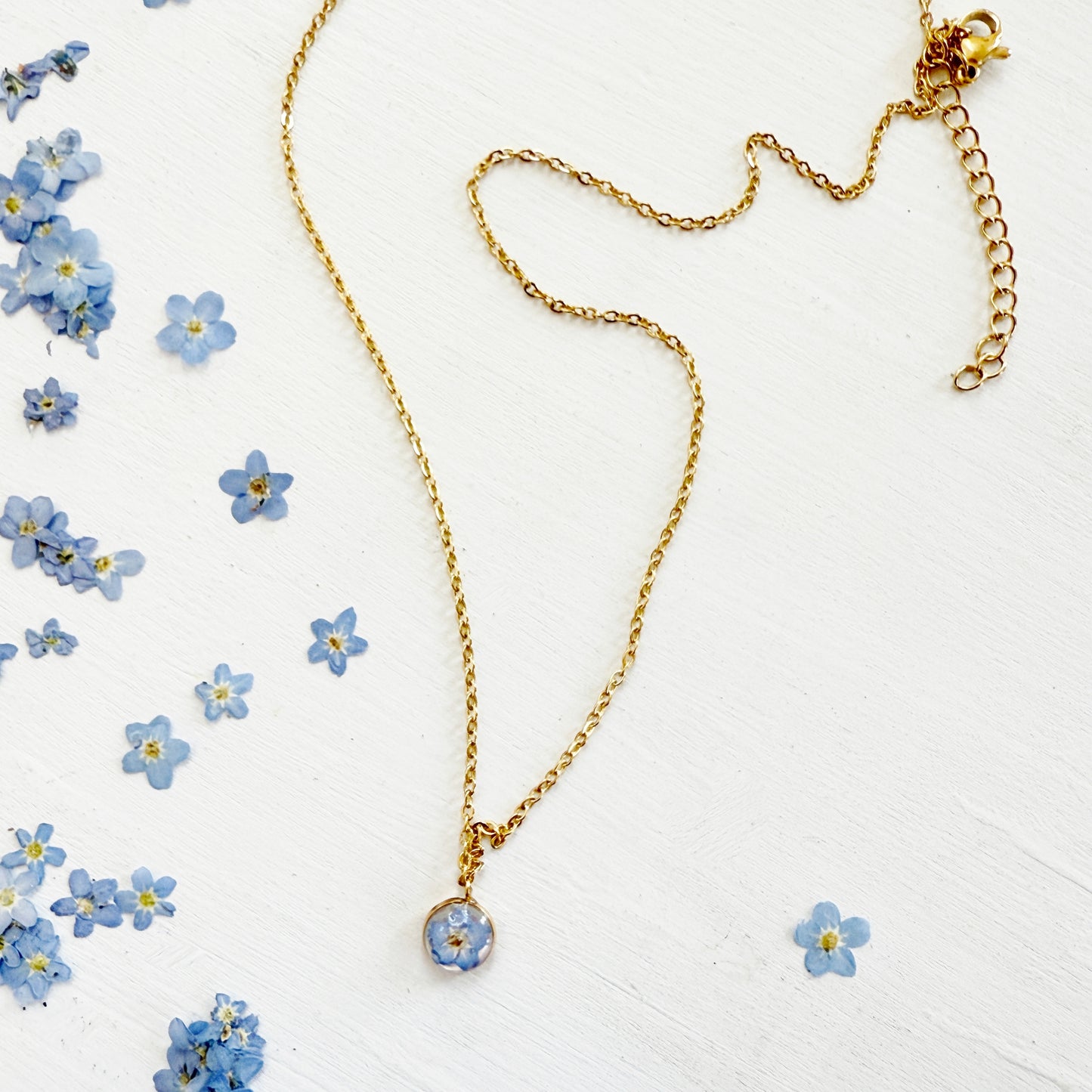 Dainty necklace with Forget-me-not and Mother-of-pearl