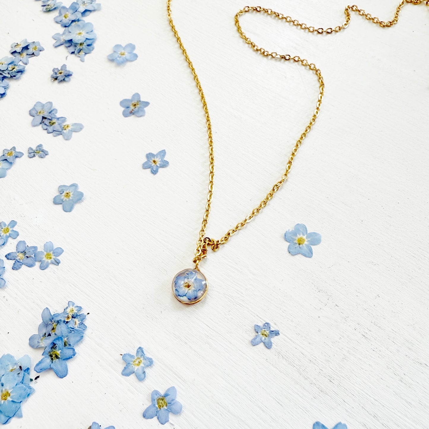 Dainty necklace with Forget-me-not and Mother-of-pearl