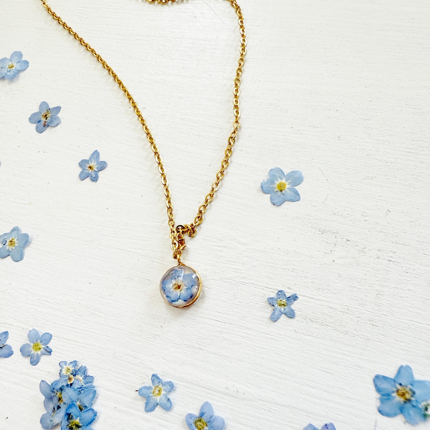 Dainty necklace with Forget-me-not and Mother-of-pearl