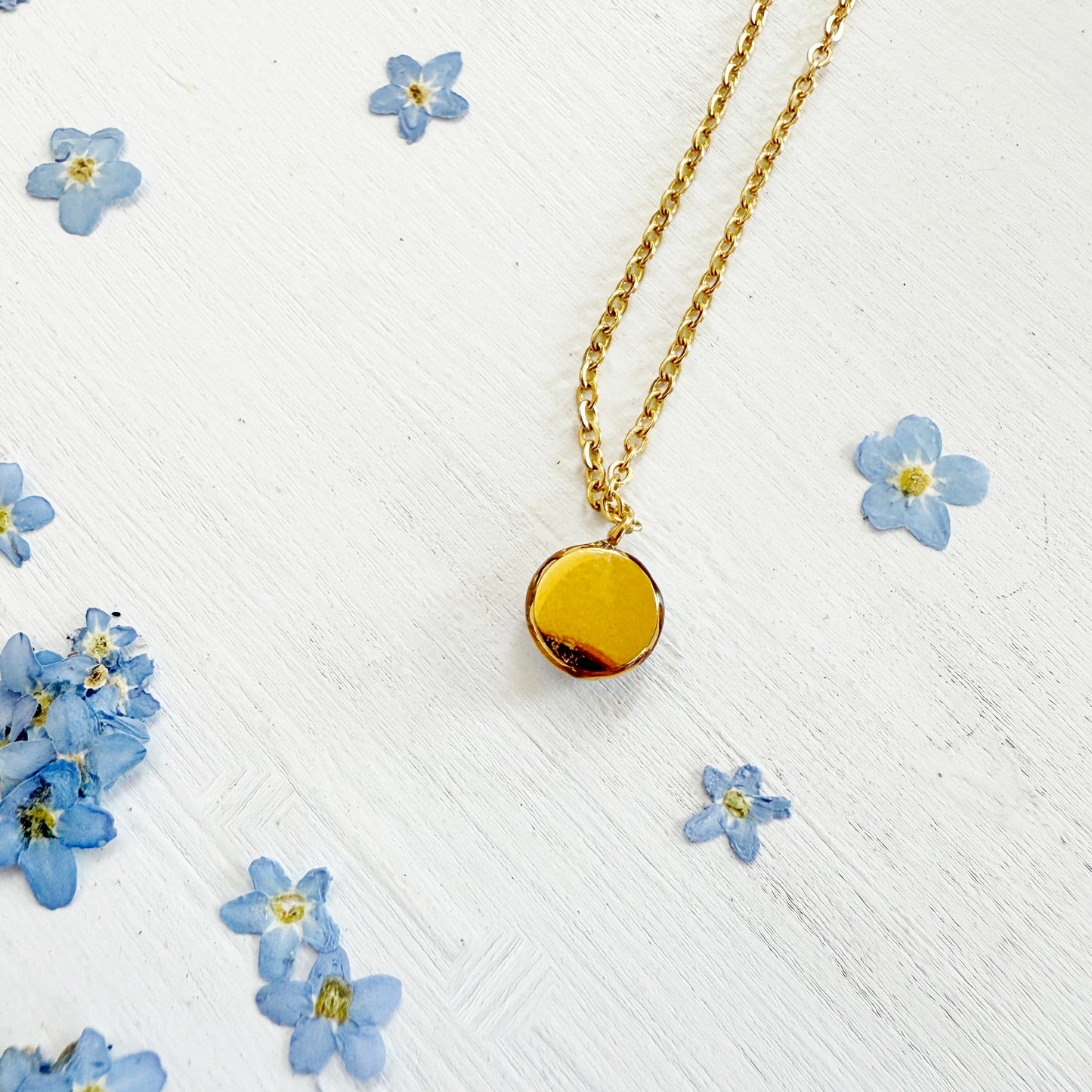 Dainty necklace with Forget-me-not and Mother-of-pearl