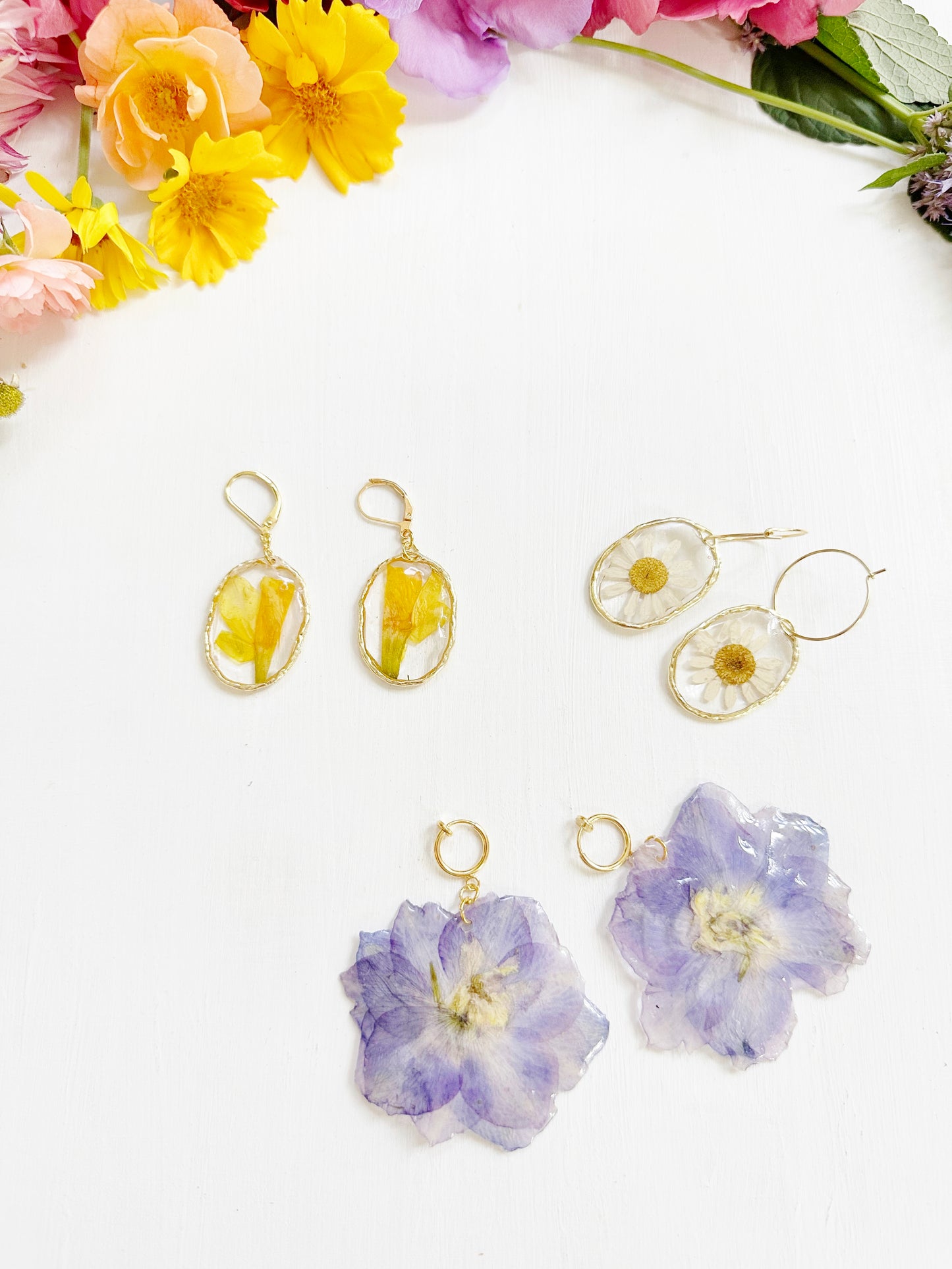 Daffodil Earrings in Golden Frame